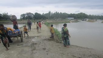 ভাঙাচুরা রাস্তায় চলতে গিয়ে গর্ভাবস্থা নারী প্রশ্ন করলেন কিভাবে চলছি বলেন?