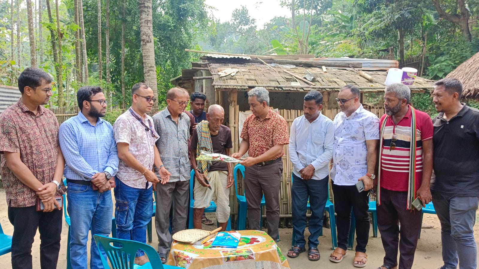 শ্রীমঙ্গলে প্রবীণ রাম সিং গোঁড়কে ফুলের শুভেচ্ছা জানালেন ইউএনও