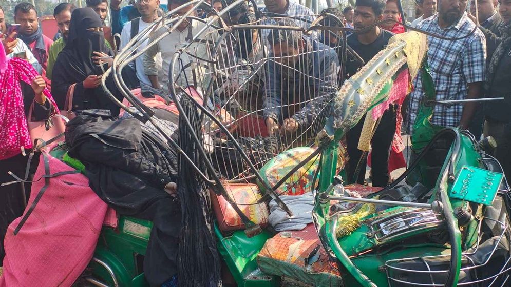 শেরপুরে যাত্রীবাহী বাস-অটোরিকশার মুখোমুখি সংঘর্ষ: নিহত ৫