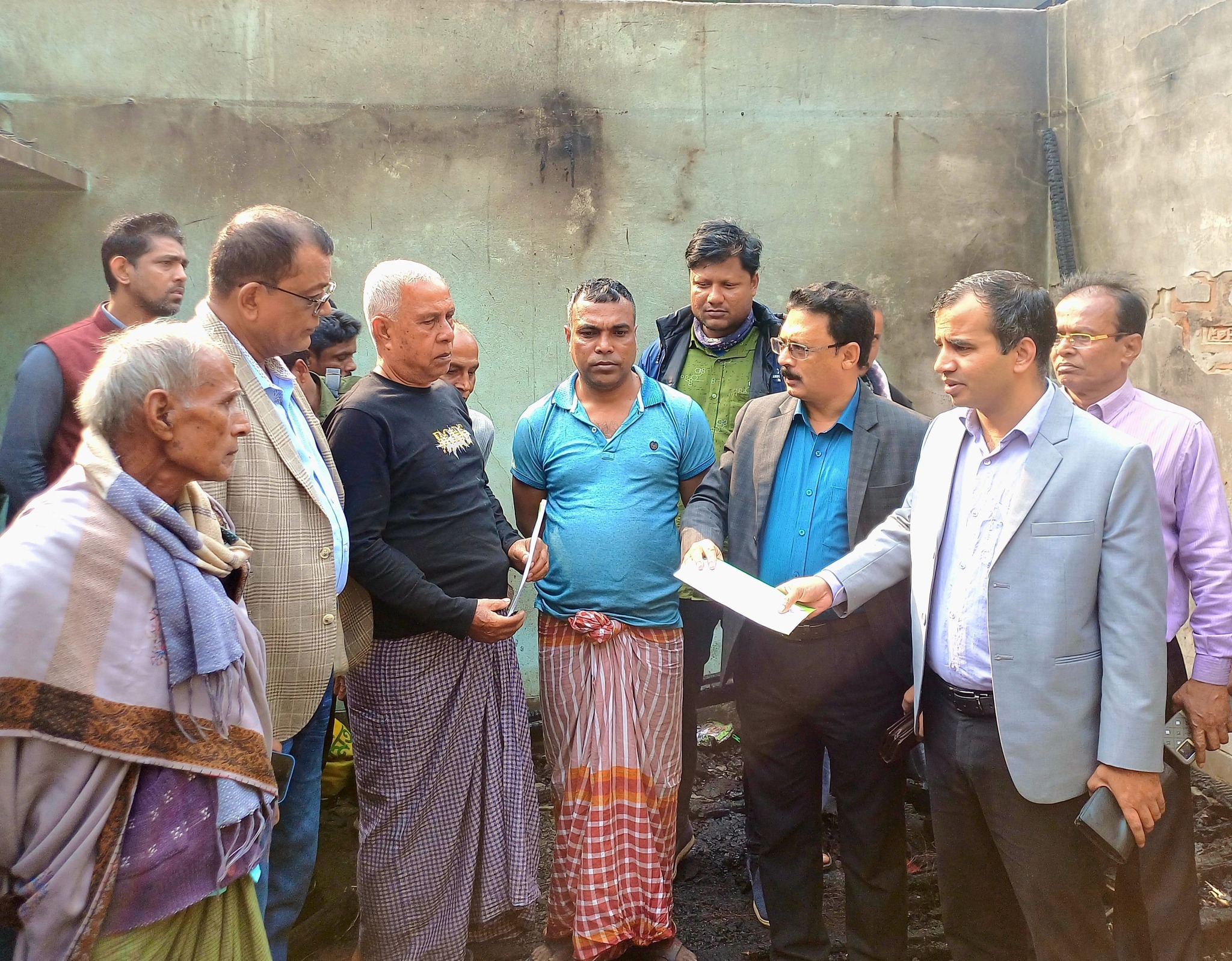 শ্রীমঙ্গলে অগ্নিকান্ডে ক্ষতিগ্রস্ত পরিবারকে আর্থিক সহায়তা প্রদান