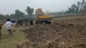 রাজিউড়ায় অবৈধভাবে কবরস্থানের মাটি কেটে বিক্রি করছেন দুই আওয়ামী নেতা