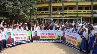 জৈন্তাপুরে শিক্ষক গ্রেফতারের প্রতিবাদে মানববন্ধন