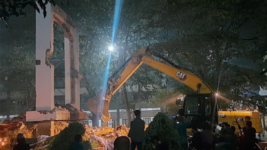 সিলেটে বুলডোজার দিয়ে গুড়িয়ে দেয়া হল শেখ মুজিবুর রহমানের ম্যুরাল