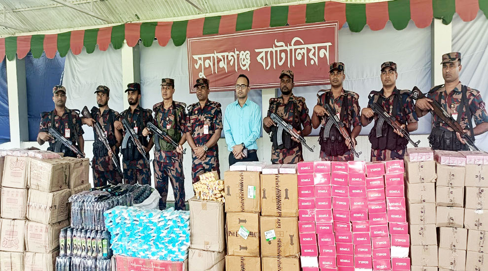 সুরমা নদীতে নৌযানে তল্লাশি করে ৪০ লাখ টাকার ভারতীয় পণ্য জব্দ