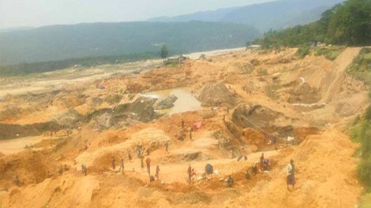 জাফলংয়ের জুমপাড় চলছে অবৈধভাবে পাথর উত্তোলনের মহোৎসব!