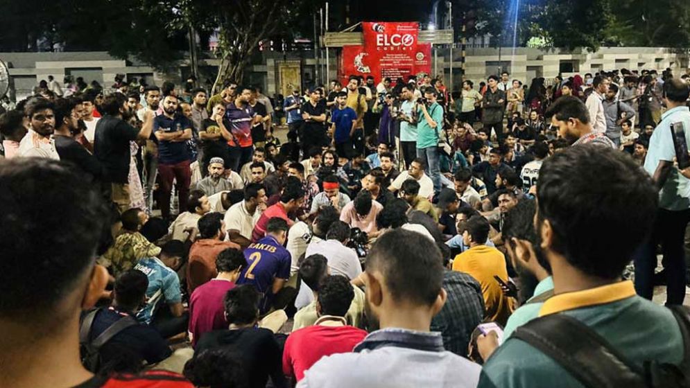 প্রধান উপদেষ্টার সঙ্গে দেখা না করে সড়ক ছাড়বেন না জবি শিক্ষার্থীরা