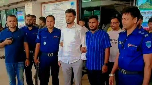 বেনাপো ইমিগ্রেশন পুলিশের হাতে আটক ছাত্রলীগ নেতা আজাদ