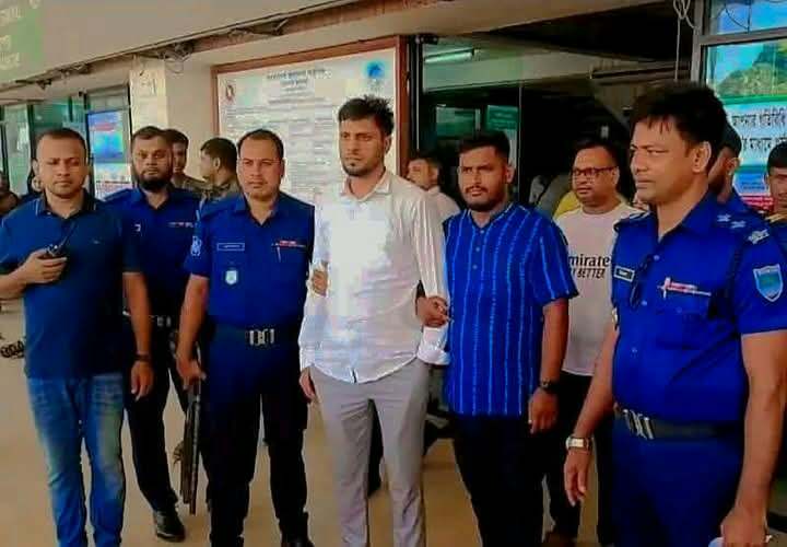 বেনাপো ইমিগ্রেশন পুলিশের হাতে আটক ছাত্রলীগ নেতা আজাদ