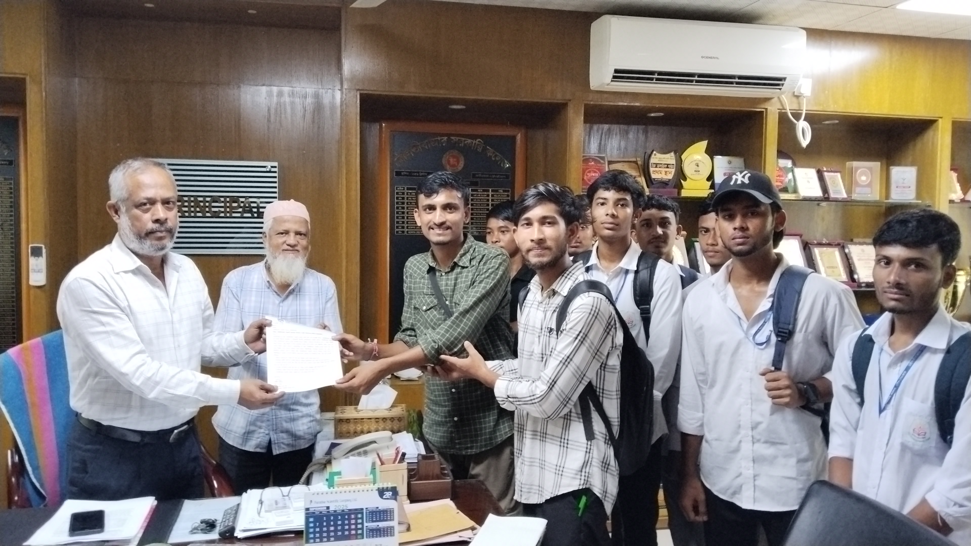 সরকারি কলেজে বিভিন্ন সংকট সমাধানে ৬ দফা দাবিতে স্মারকলিপি প্রদান