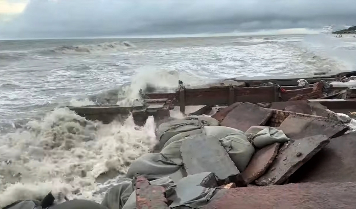 বঙ্গোপসাগরের নিম্নচাপ উপকূল অতিক্রম করেছে