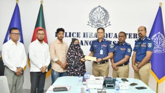 জীবন উৎসর্গকারী এসআই আলতাফ হোসেনের পরিবারকে আর্থিক অনুদান হাতে তুলেন আইজিপি