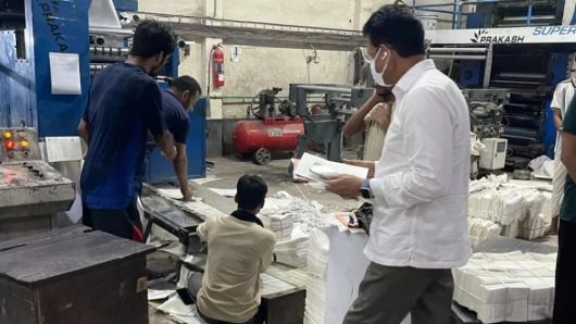 মধ্যরাতে ছাপাখানায় আকস্মিক পরিদর্শনে শিক্ষামন্ত্রী