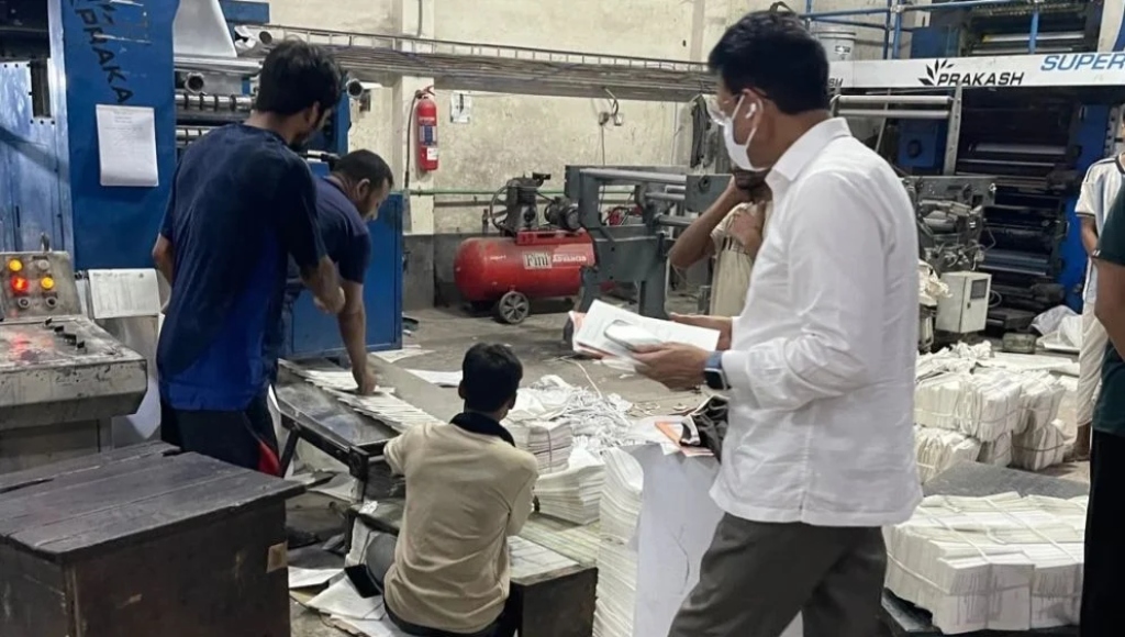 মধ্যরাতে ছাপাখানায় আকস্মিক পরিদর্শনে শিক্ষামন্ত্রী