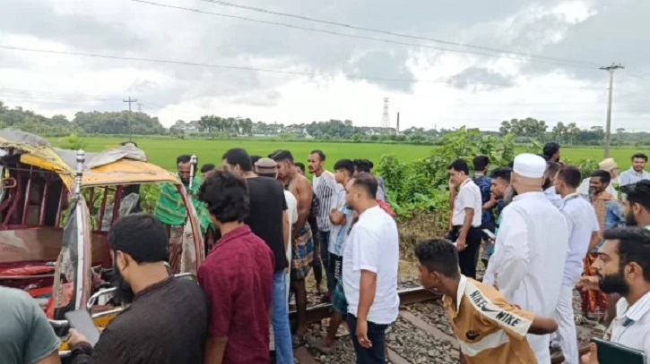 রূপসী বাংলা ট্রেনের ধাক্কায় অটোরিকশার দুই যাত্রী নিহত