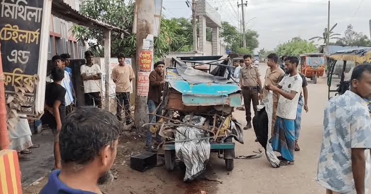 গাজীপুরে ট্রাক চাপায় অটোরিকশার তিন যাত্রী নিহত