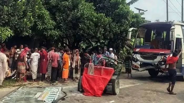 আকুয়া বাইপাস সড়ক দুর্ঘটনায় শিশুসহ নিহত ৭