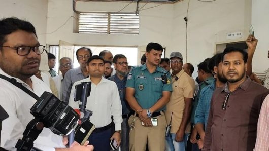 নির্বাহী ম্যাজিস্ট্রেটের উপস্থিতিতে তালা কেটে খুলে দেয়া হল উপাচার্যের কক্ষ